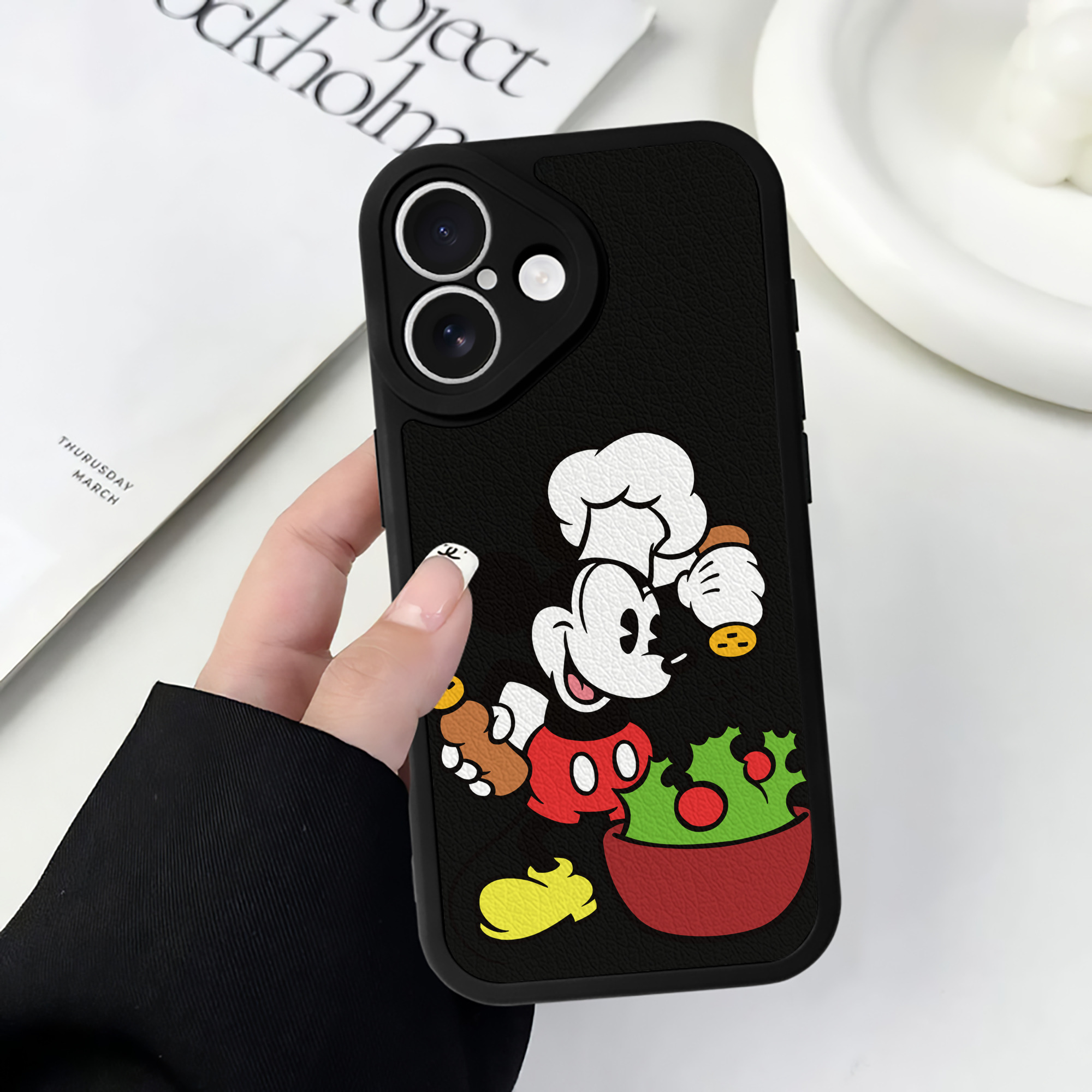 （画像用） ミッキーマウス Mickey Mouse 【iPhone 16シリーズ対応】シリコンスマホケース（レザー調） 材質：シリコン